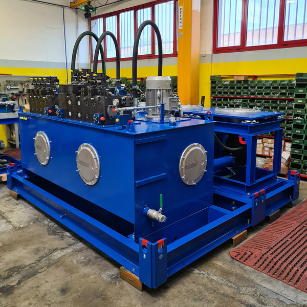 Hydraulic power pack for 3-roll bending machine with variable geometry