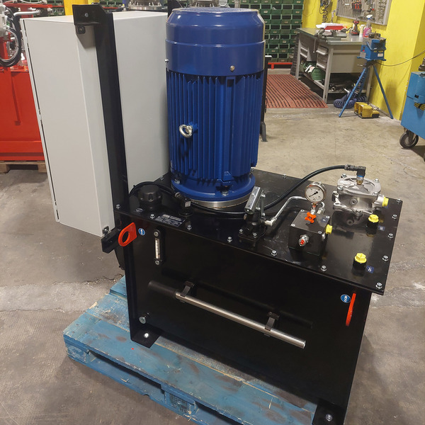 Hydraulic power pack for naval crane handling