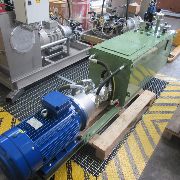 Hydraulic power pack for large volume stationary compactor
