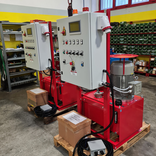 Hydraulic power pack for formwork lifting command in synchronism, with positioning feedback