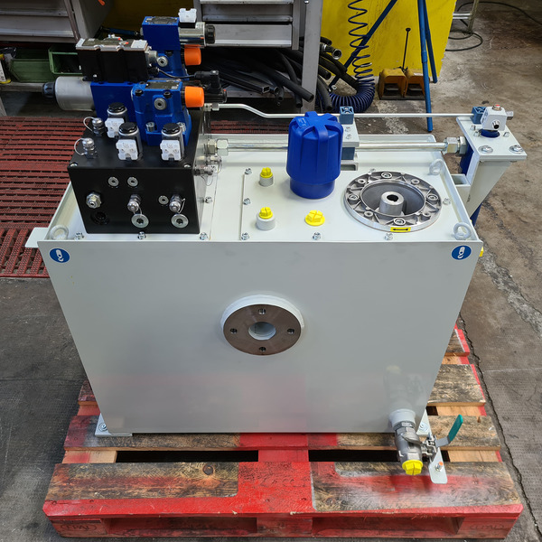 Hydraulic control unit for medium-sized mold testing press