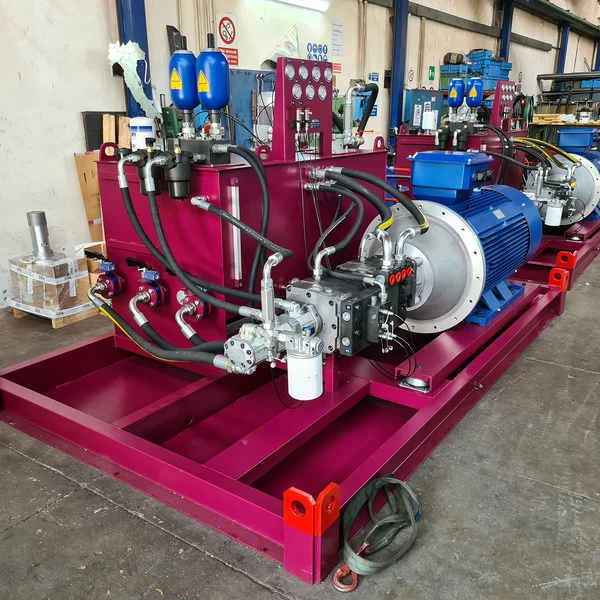 Centralina oleodinamica per movimentazione trituratore doppio motore, con circuito chiuso